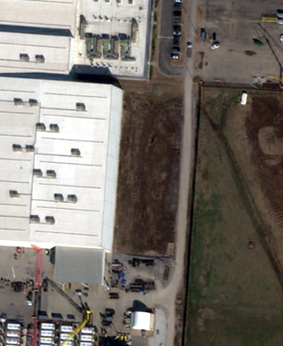 Satellite close-up of the east side of the Colossus 1 building on 9 January 2025. The strip along the east wall is bare ground.